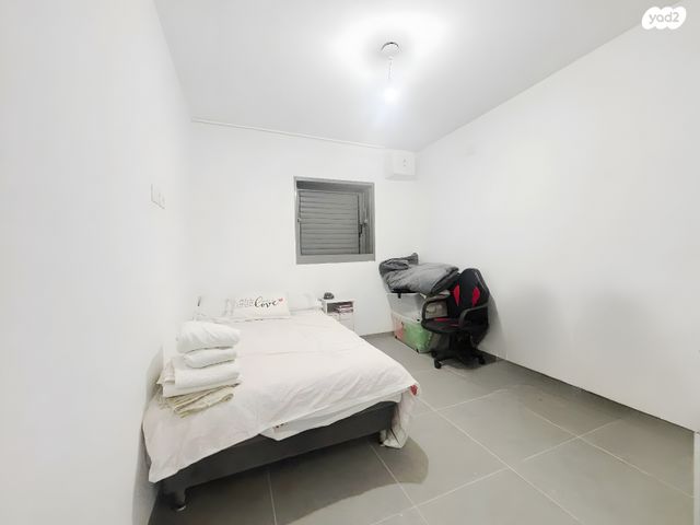 דירה, שרה אהרונסון, גדרה מזרח, גדרה