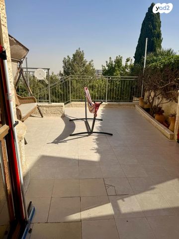 דו משפחתי, אמנון יואל פרידלר, פסגת זאב, ירושלים