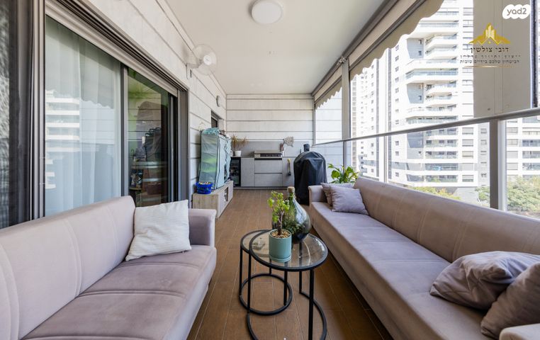 דירה, יונתן רטוש, פסגות אפק, ראש העין