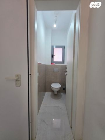 דירה, הנרקיסים, רכסים, רכסים