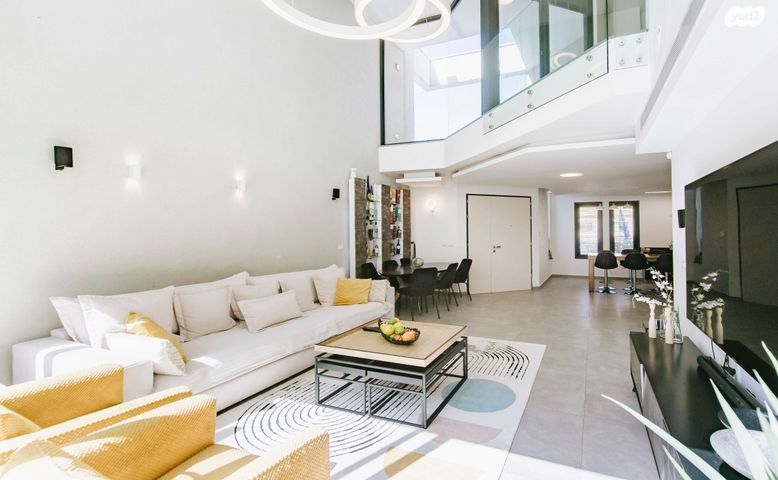 דו משפחתי, קרית עקרון