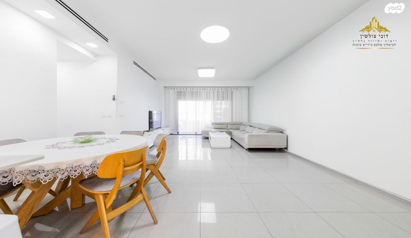 דירה, יונתן רטוש, פסגות אפק, ראש העין