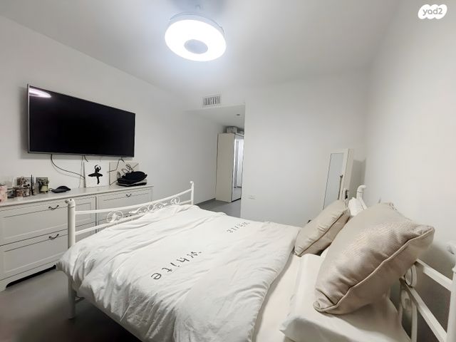 דירה, שרה אהרונסון, גדרה מזרח, גדרה