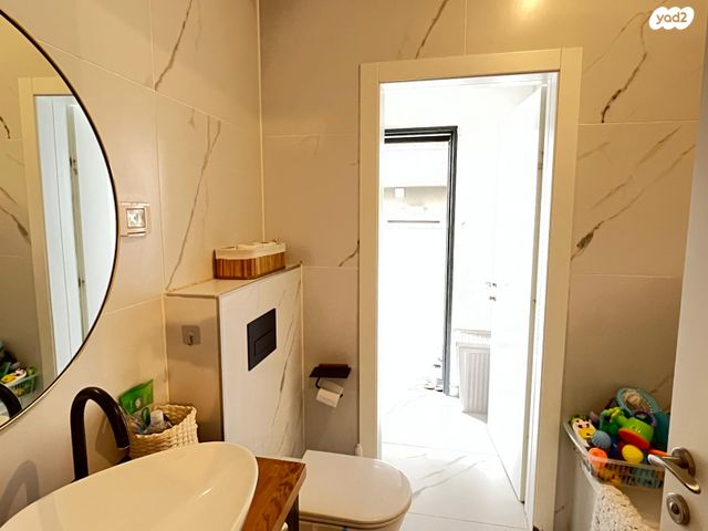 דירת גן, תל מונד