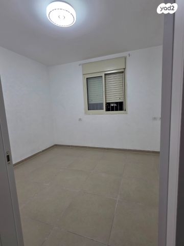 דירה, השקד, רכסים, רכסים