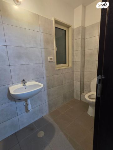 דירה, השקד, רכסים, רכסים