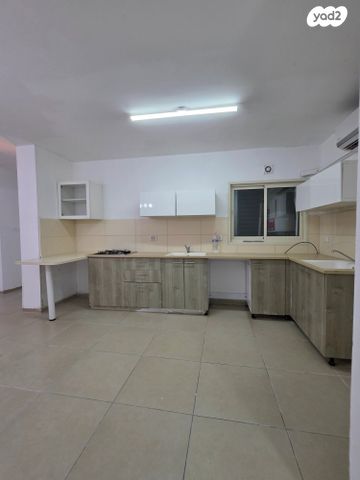 דירה, השקד, רכסים, רכסים