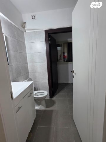 דירה, השקד, רכסים, רכסים