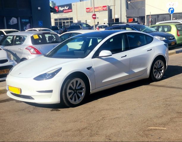 מודעת רכב טסלה מודל 3