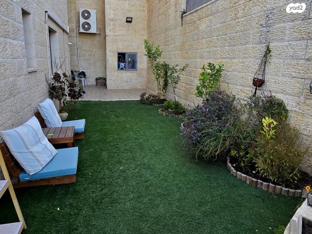 דירת גן, דוכיפת 1, סנסן, צור הדסה