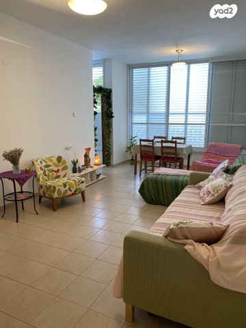 יעל הגיבורה 15