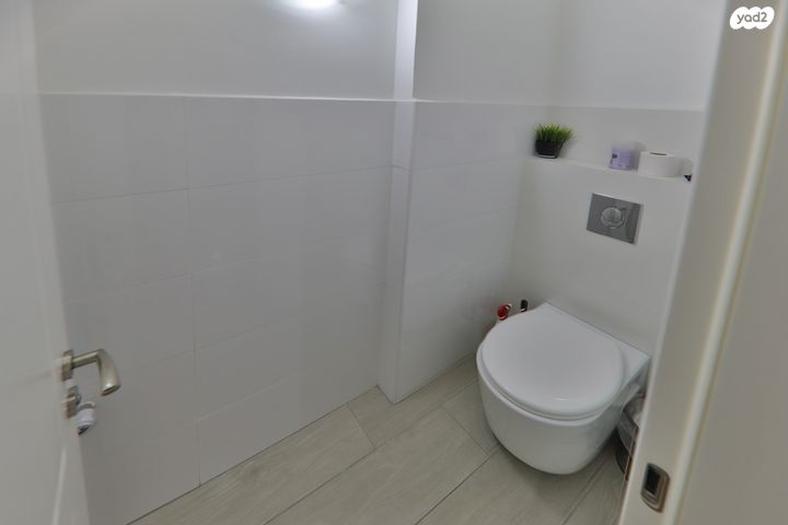 דירה, מנחם בגין 10, נווה גנים, קרית מוצקין