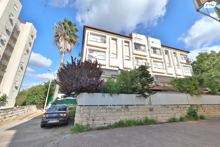 דירה, מנחם בגין 10, נווה גנים, קרית מוצקין