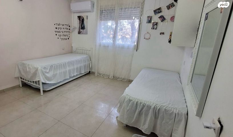 דירה, תשי"ג 9, פנחס ספיר, מגדל העמק