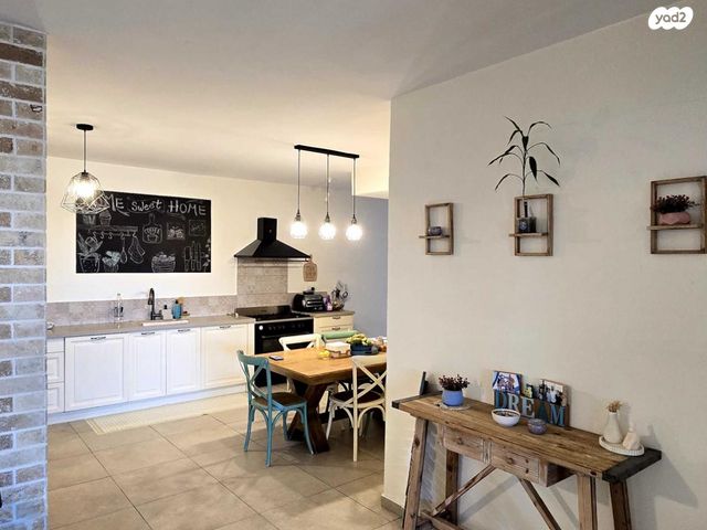 דירת גן, דוכיפת 1, סנסן, צור הדסה