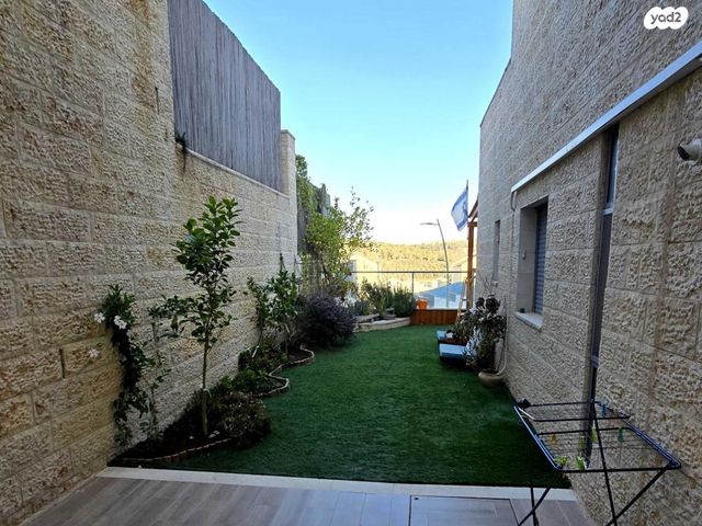 דירת גן, דוכיפת 1, סנסן, צור הדסה