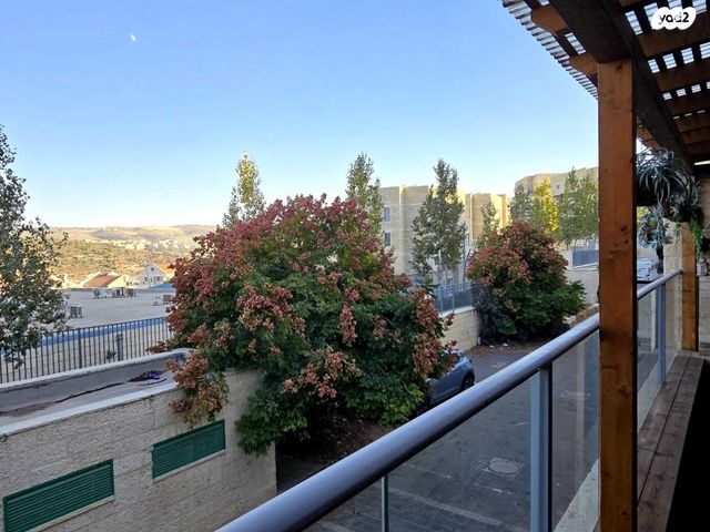 דירת גן, דוכיפת 1, סנסן, צור הדסה