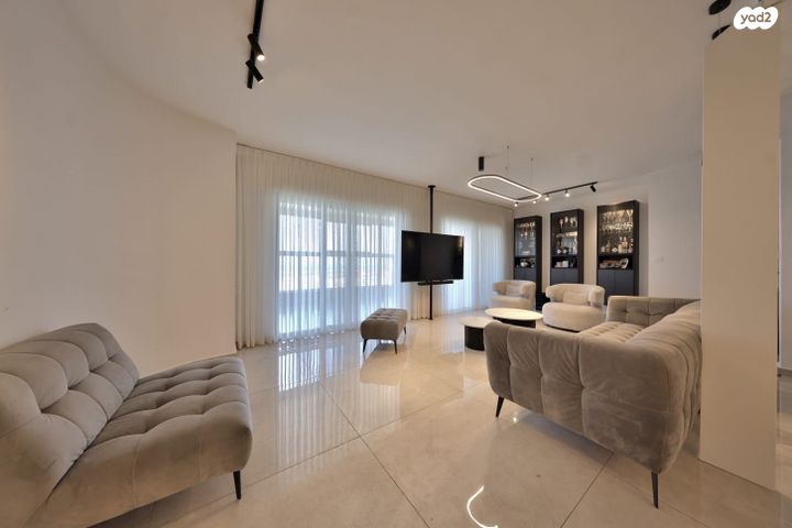 גג/ פנטהאוז, ש"י עגנון, משכנות האומנים, קרית מוצקין