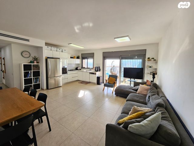 דירה, דוכיפת, צור הדסה