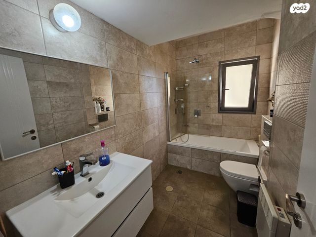 דירה, דוכיפת, צור הדסה