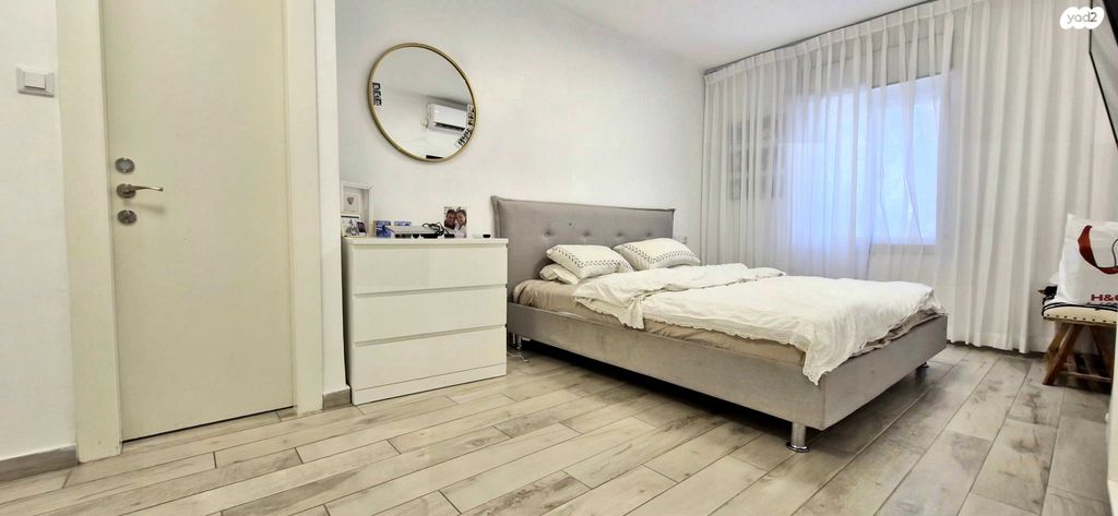 טריפלקס, יחזקאל דוד גויטיין, פסגת זאב, ירושלים