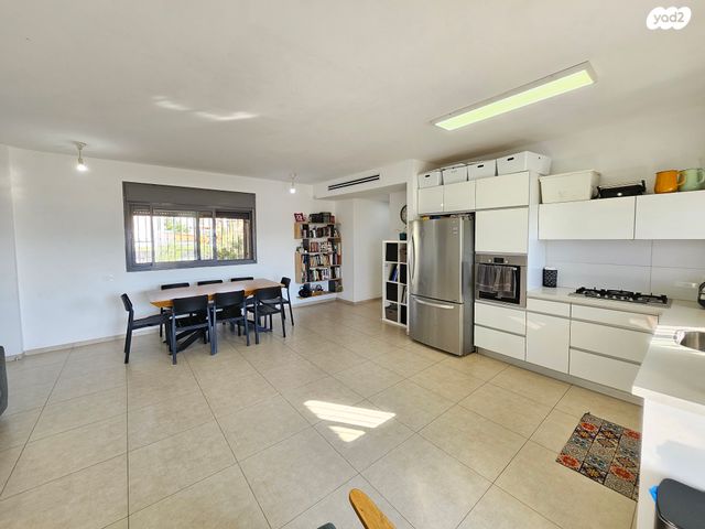 דירה, דוכיפת, צור הדסה