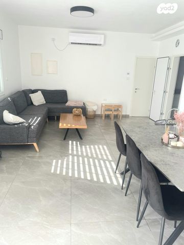 טריפלקס, יחזקאל דוד גויטיין, פסגת זאב, ירושלים