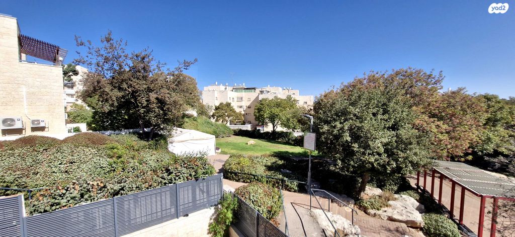 טריפלקס, יחזקאל דוד גויטיין, פסגת זאב, ירושלים