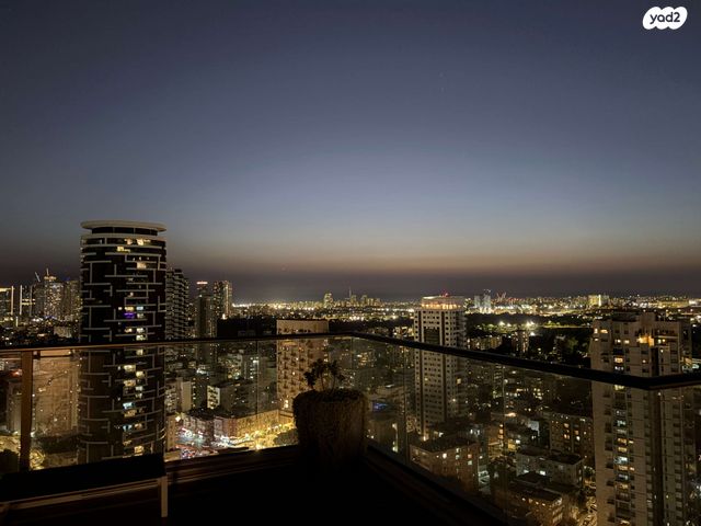 גג/ פנטהאוז, שכונת בן גוריון, מרכז העיר ג', רמת גן