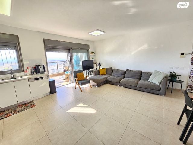 דירה, דוכיפת, צור הדסה