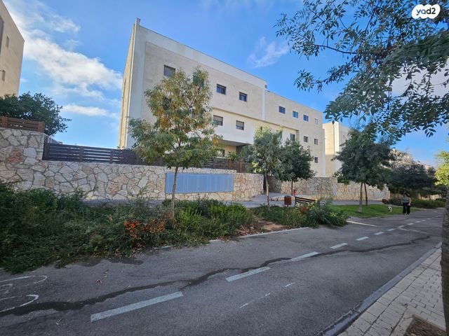 דירה, דוכיפת, צור הדסה