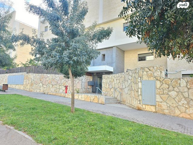 דירה, דוכיפת, צור הדסה