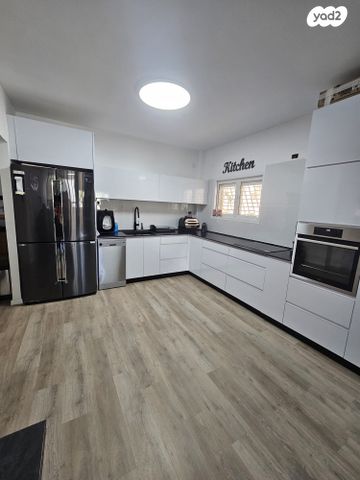 דירה, הרב עוזיאל 10, לב העיר, בת ים