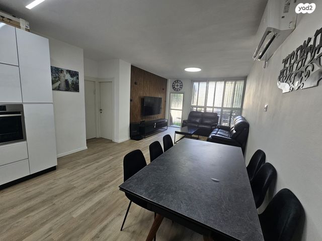 דירה, הרב עוזיאל 10, לב העיר, בת ים