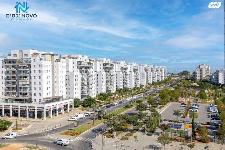 דירה, עוזי חיטמן, נאות שמיר, יבנה