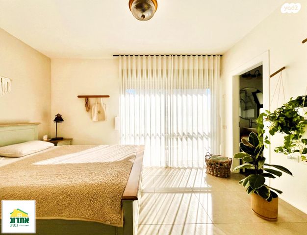 דירה, צור יצחק