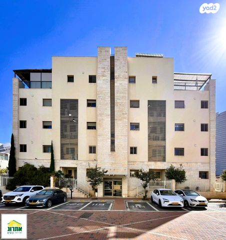 דירה, צור יצחק