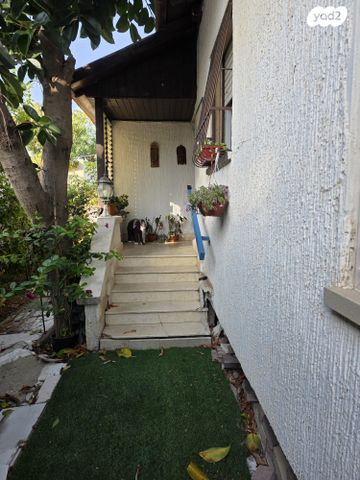 דו משפחתי, נחמן סירקין, סלע, רחובות