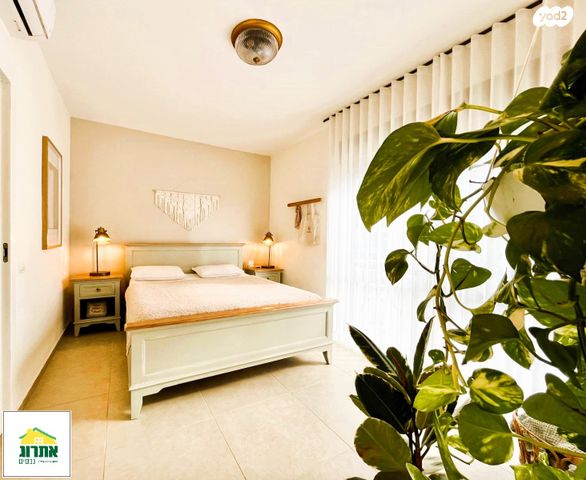 דירה, צור יצחק