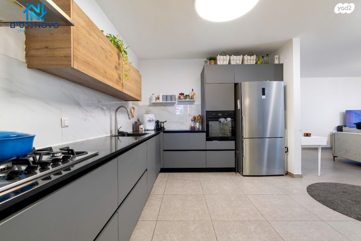 דירה, עוזי חיטמן, נאות שמיר, יבנה