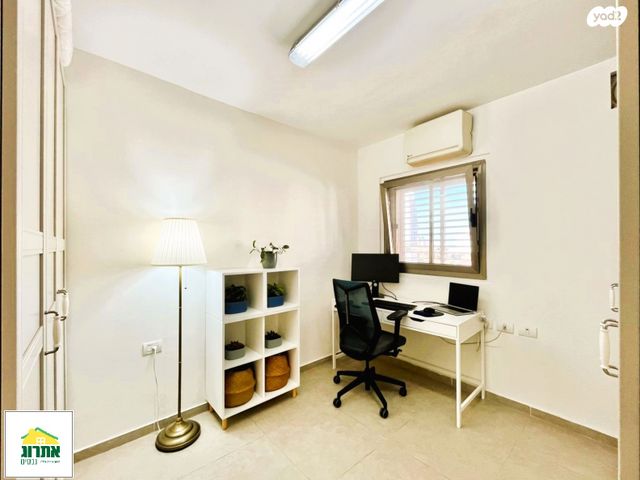 דירה, צור יצחק