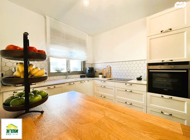 דירה, צור יצחק