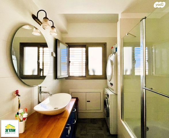 דירה, צור יצחק