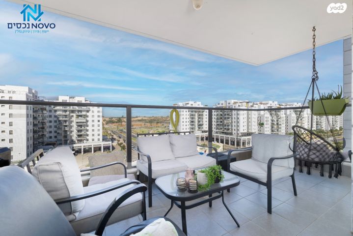 דירה, עוזי חיטמן, נאות שמיר, יבנה