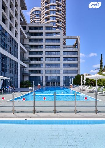 דירה, ניסים אלוני, צמרות איילון, פארק צמרת, תל אביב יפו