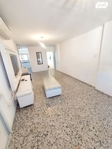 דירה, שרת, טירת כרמל