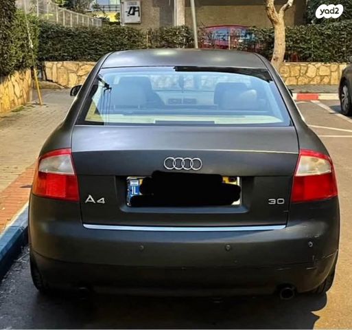 A4 4X2 ידני בנזין סדאן 5 מק 4 דל 3.0 (220 כ״ס)