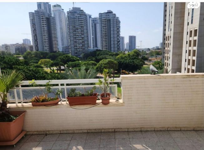 טריפלקס, יצחק שדה 15, דרום מערב ותיק, בת ים