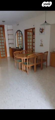 דירת גן, השרף 43, גולן, רמת השרון