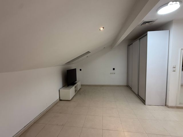 יחידת דיור, משה שרת 37, גני אזור, אזור